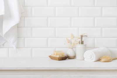Elegant Backsplash Features
